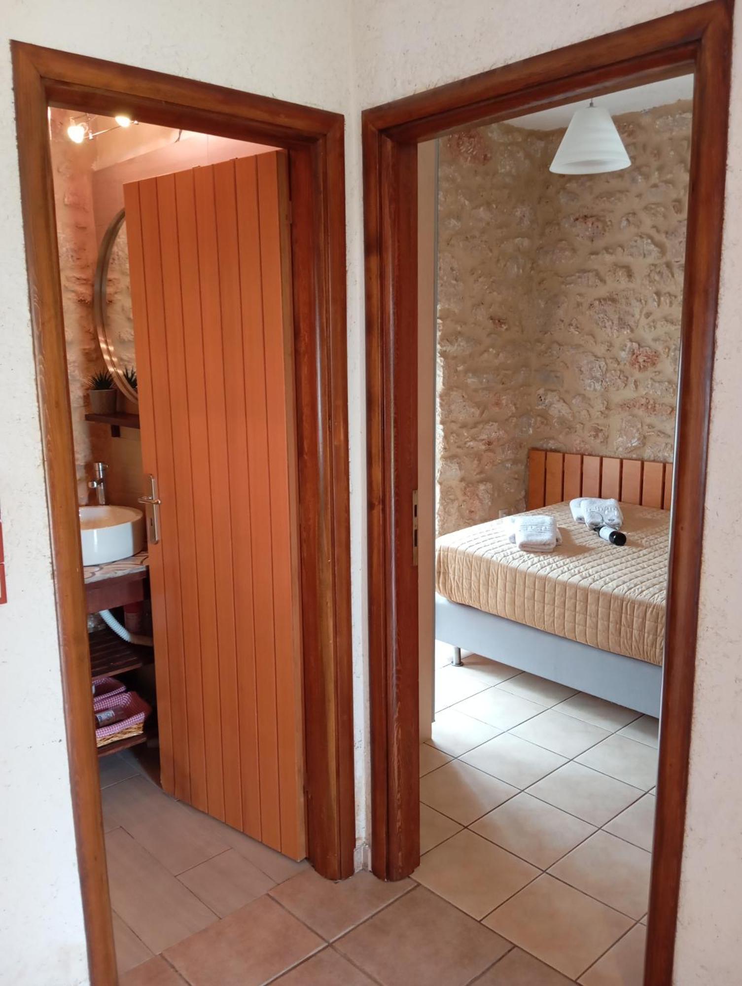 Niko'S Stone Guest House Plitra Luaran gambar